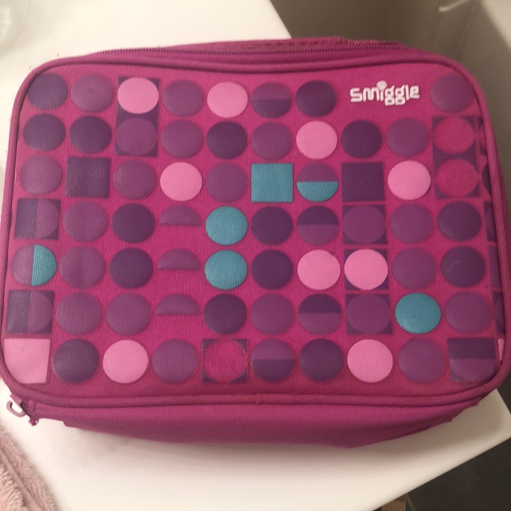 SMIGGLE - Lunch Box/Cooler Box with Zip and Handle, Name tag inside, durable